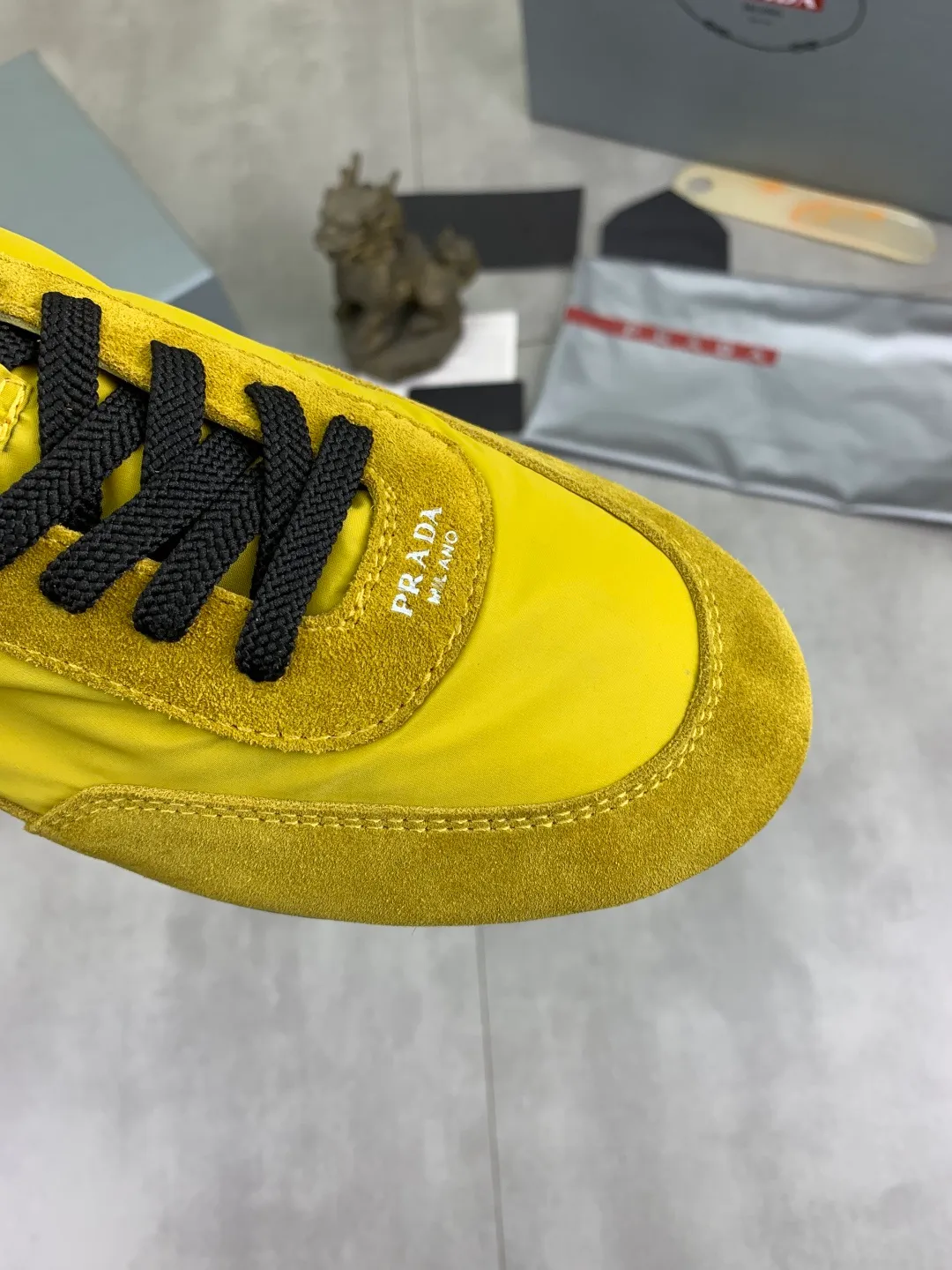 Men's shoes 💰P500💰【New style】hot style is on the official website, 🆘 Trendy brand (Prada) mainly promotes hot style, avant-garde and versatile fashion men's shoes private version mold opening, cowhide surface splicing 1:1 replica... fashionable and simple, original imported cowhide lining cowhide feet; the atmosphere and personality are more fashionable, eye-catching and pursuing class. It will subvert the old idea and be a must-have for fashion trendsetters with you! Must keep it for yourself! Tall and comfortable, large and low, high-end quality workmanship. Size: 38-44; 6️⃣colors available.